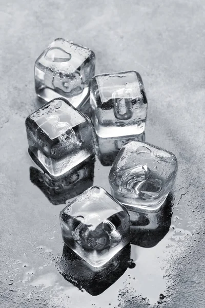 Eiswürfel Und Wassertropfen Auf Steintisch — Stockfoto