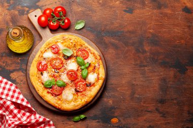 Bahçe domatesli ve fesleğenli ev yapımı pizza. Kopyalama alanı olan üst görünüm. Düz yatıyordu