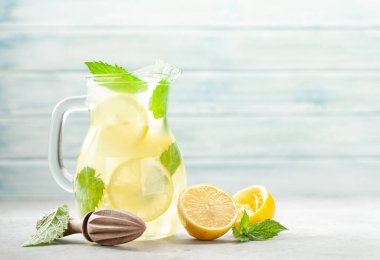 Limonlu sürahi ve ev yapımı limonata. Kopyalama alanı ile