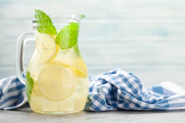 Limonlu sürahi ve ev yapımı limonata. Kopyalama alanı ile