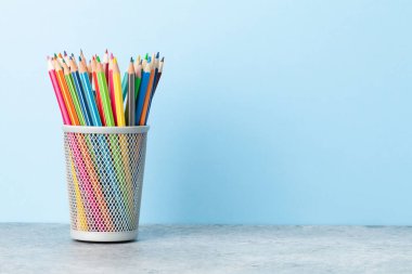 Renkli kalemler. Ofis malzemeleri ya da okul malzemeleri mavi duvarın önünde metin için fotokopi alanı ile