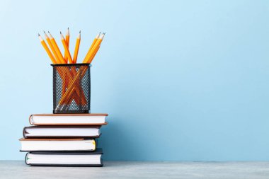 Ofis malzemeleri ya da okul malzemeleri mavi duvarın önünde metin için fotokopi alanı ile