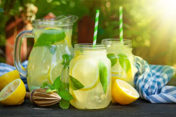 Einmachglas Und Krug Mit Zitrone Und Minze Hausgemachte Limonade Auf — Stockfoto