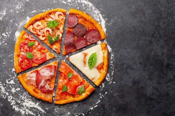 Ízletes Szeletek Különböző Pizzából Pepperónival Paradicsommal Sajttal Tenger Gyümölcseivel Top — Stock Fotó