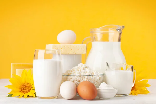 Çeşitli Süt Ürünleri Süt Peynir Kulübe Ekşi Krema Sarı Arkaplanın — Stok fotoğraf