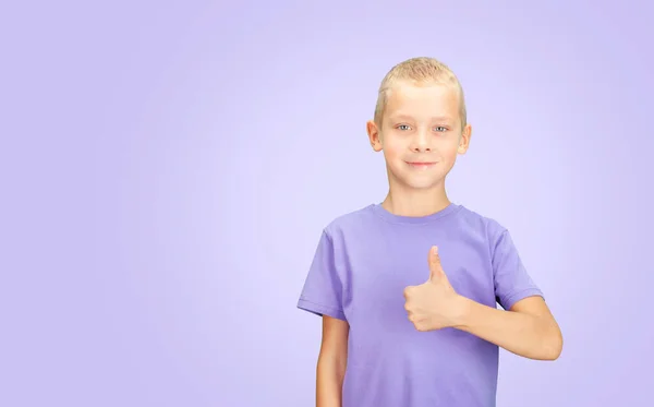Забавный Мальчик Показывает Большой Палец Вверх Цветном Фоне Копировальным Пространством — стоковое фото