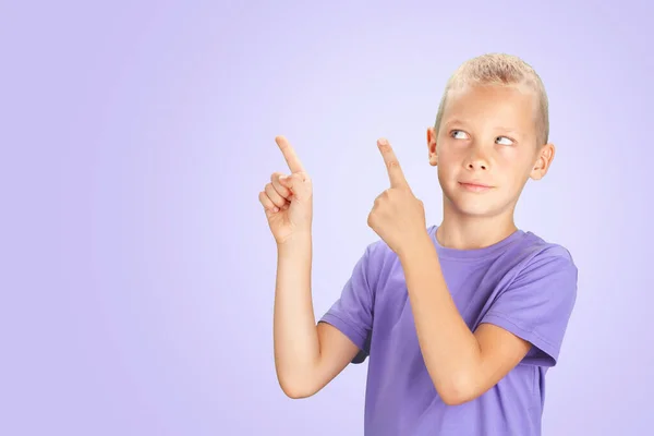 Смішний Хлопчик Який Вказує Рукою Пальцем Над Кольоровим Тлом Пробілом — стокове фото