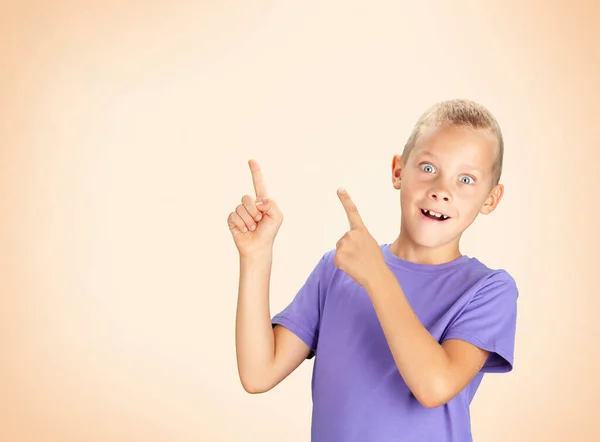 Funny Surprised Boy Pointing Hand Finger Color Background Copy Space — Stock Photo, Image