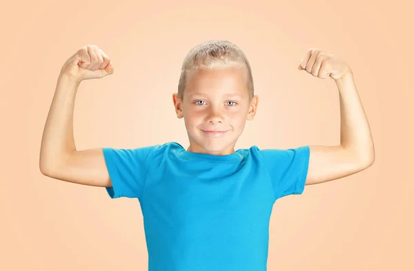 Chico Gracioso Mostrando Sus Músculos Del Bíceps Sobre Fondo Color — Foto de Stock