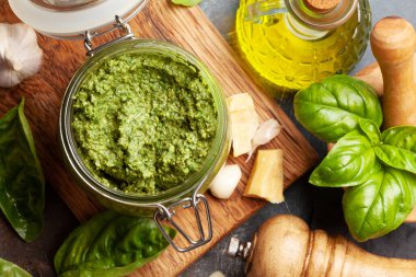 Fesleğen yaprağı, çam fıstığı, parmesan ve sarımsaklı ev yapımı pesto sosu. Üst görünüm düzlüğü