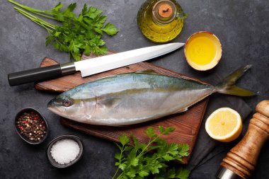 Çiğ balık pişirme. Taş masada akşam yemeği için deniz ürünleri ve malzemeler. Üst görünüm düzlüğü