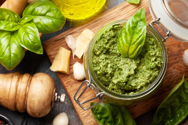 Molho Pesto Caseiro Com Folhas Manjericão Pinhões Parmesão Alho Vista — Fotografia de Stock