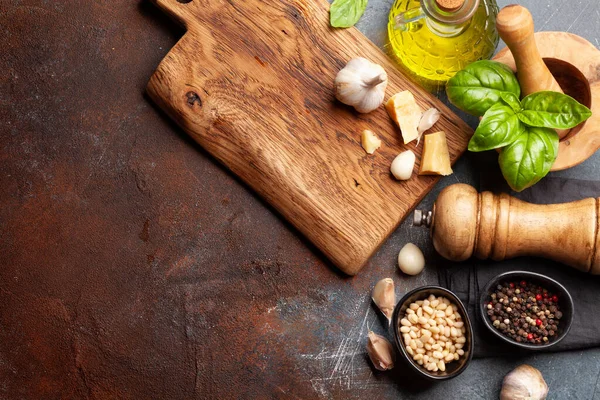 Hemlagad Pestosås Med Basilikablad Pinjenötter Parmesan Och Vitlök Ovanifrån Platt — Stockfoto