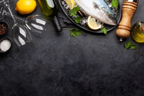 Rohfischkochen Meeresfrüchte Und Weißwein Auf Einem Steintisch Draufsicht Flach Lag — Stockfoto