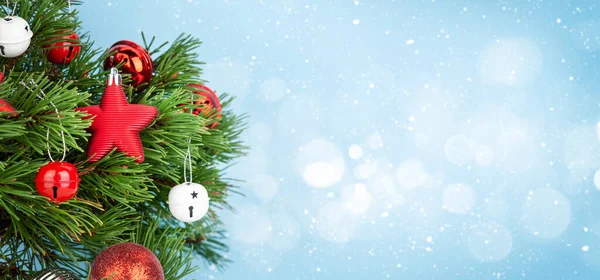 圣诞贺卡 上面有装饰冷杉树 圣诞贺卡上的圣诞祝福是模糊的 — 图库照片