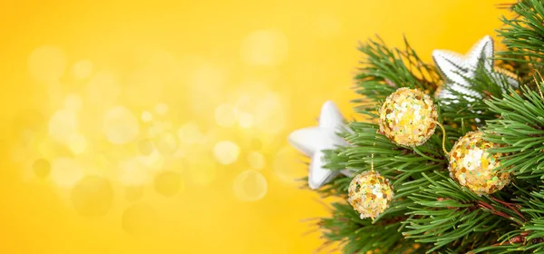 Kerstkaart Met Dennenboom Wazig Bokeh Voor Kerstgroeten — Stockfoto