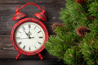 Noel tebrik kartı, köknar ağacı ve klasik çalar saat.