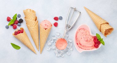 Ev yapımı böğürtlen ve vanilyalı dondurma. Üst görünüm düzlüğü