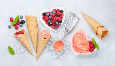 Böğürtlenli dondurma, waffle külahı ve taze böğürtlen. Üst görünüm düzlüğü