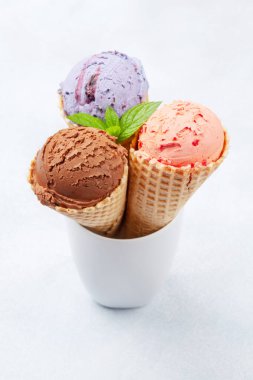 Waffle külahında böğürtlen ve çikolatalı dondurma