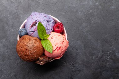 Böğürtlen ve çikolatalı dondurma. Üst görünüm düzlüğü kopyalama alanı ile yatıyordu