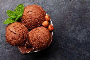 Fındıklı çikolatalı dondurma kepçesi. Üst görünüm düzlüğü kopyalama alanı ile yatıyordu