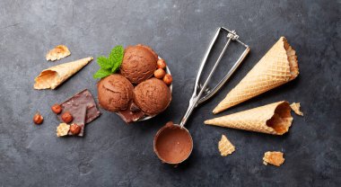 Fındıklı ve waffle külahlı çikolatalı dondurma. Üst görünüm düzlüğü