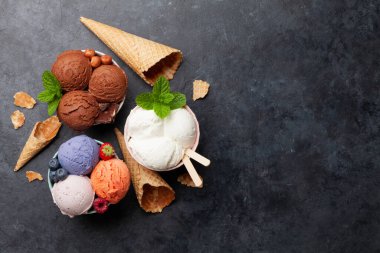 Böğürtlen, vanilya ve çikolatalı dondurma. Üst görünüm düzlüğü kopyalama alanı ile yatıyordu