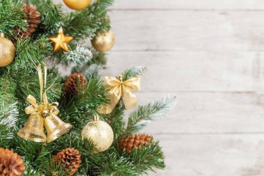 Noel tebrik kartı ile süslenmiş köknar ağacı ve yılbaşı kutlamalarınız için kopyalama alanı