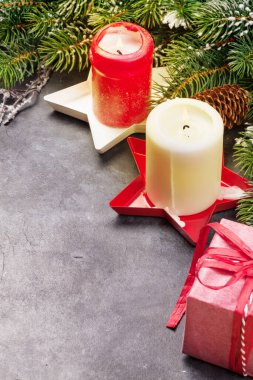 Noel tebrik kartı, köknar ağacı ve arka planda mumlar. Xmas selamlamalarınız için kopya alanı ile