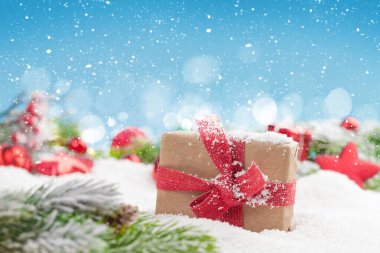 Karlı Noel tebrik kartı ve hediye paketi bulanık arkaplan ve yılbaşı kutlamalarınız için alanı kopyalayın
