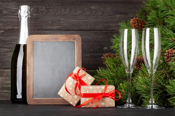 モミの木 シャンパングラス ギフトボックスとあなたの夏の挨拶のためのスペースを持つクリスマスグリーティングカード — ストック写真
