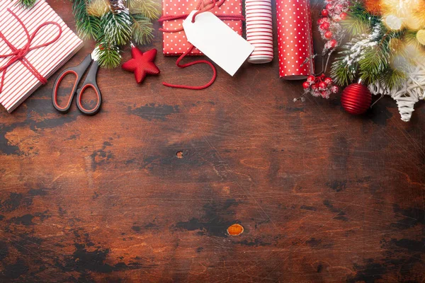 Caixas Presente Natal Embalagens Rolos Papel Decoração Abeto Top Vista — Fotografia de Stock