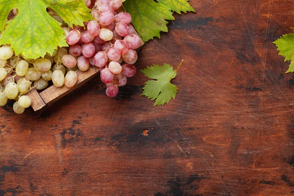 Trauben Und Herbstblätter Auf Dem Holztisch Draufsicht Flach Lag Mit — Stockfoto