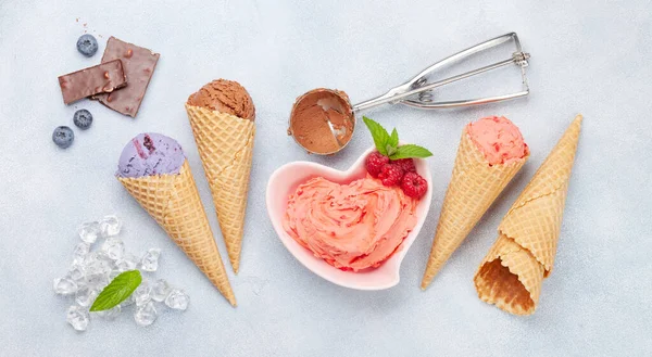 Bär Och Chokladglass Våffelkottar Och Färska Bär Ovanifrån Platt Låg — Stockfoto