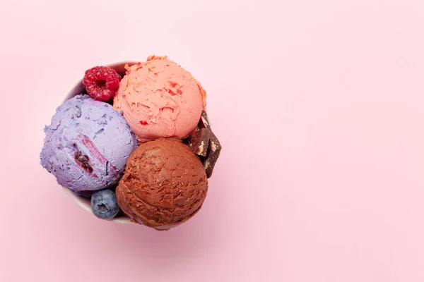 ベリーとチョコレートのアイスクリームのスクープ コピースペース付きのトップビューフラットレイ — ストック写真