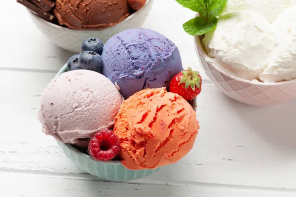 Meyveli Vanilyalı Çikolatalı Dondurma — Stok fotoğraf
