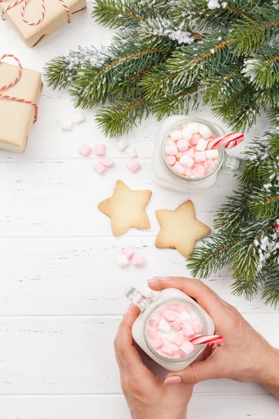 Traditioneller Weihnachtscocktail Mit Marshmallow Mit Lebkuchen Und Weihnachtsgeschenken Auf Dem — Stockfoto