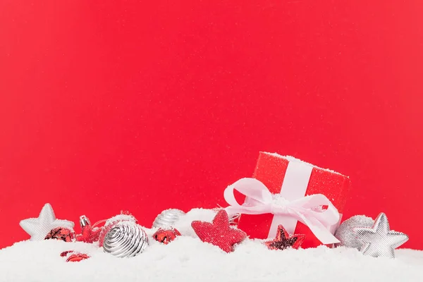 Karácsonyi Üdvözlőlap Dekorációval Ajándék Doboz Felett Piros Háttér Másolja Helyet — Stock Fotó