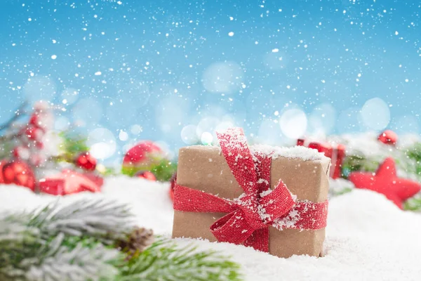 Świąteczna Kartka Wystrojem Pudełkiem Prezentów Śniegu Rozmazanym Tle Bokeh Miejsce — Zdjęcie stockowe