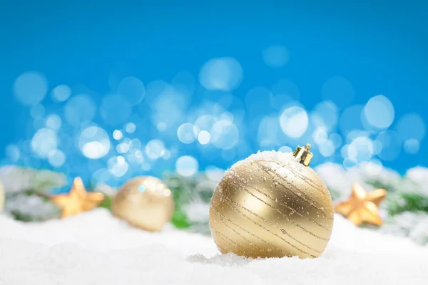 Weihnachtsgrußkarte Mit Dekor Schnee Über Verschwommenem Bokeh Hintergrund Und Kopierplatz — Stockfoto