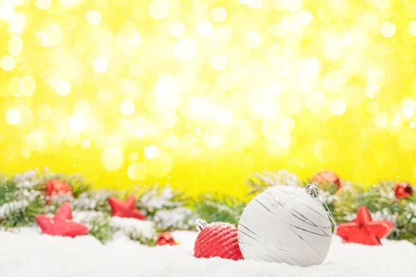 雪の中で装飾が施されたクリスマスグリーティングカードぼやけたボケの背景とあなたの夏の挨拶のためのスペースをコピー — ストック写真