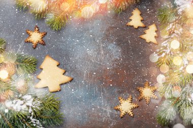 Noel tebrik kartı, köknar ağacı ve fonda zencefilli kurabiye. Üst görünüm düzlüğü Xmas selamlamalarınız için boşluk ile yatar