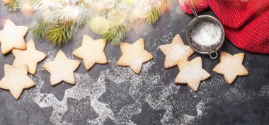 Noel tebrik kartı, köknar ağacı ve fonda zencefilli kurabiye. Üst görünüm düzlüğü