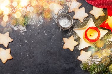 Noel tebrik kartı, köknar ağacı, zencefilli kurabiye ve arka planda mumlar. Üst görünüm düzlüğü Xmas selamlamalarınız için boşluk ile yatar