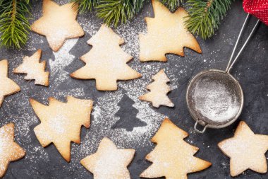 Noel tebrik kartı, köknar ağacı ve fonda zencefilli kurabiye. Üst görünüm düzlüğü