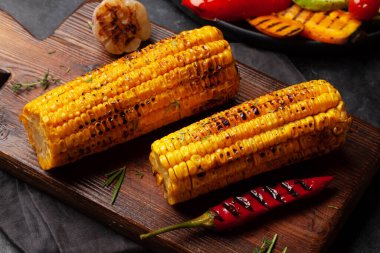 Kavrulmuş mısır ve acı biber.