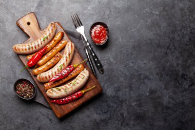 Baharatlı ve otlu ızgara sosis. En üstteki düz yerde. Kopyalama alanı ile