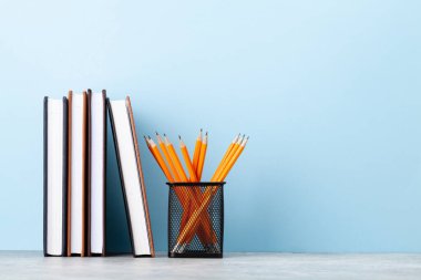 Ofis malzemeleri ya da okul malzemeleri mavi duvarın önünde metin için fotokopi alanı ile