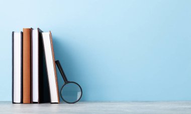 Ofis malzemeleri ya da okul malzemeleri mavi duvarın önünde metin için fotokopi alanı ile